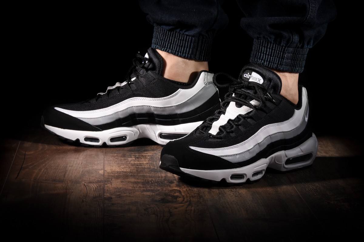 NIKE AIR MAX 95 ESSENTIAL BLACK