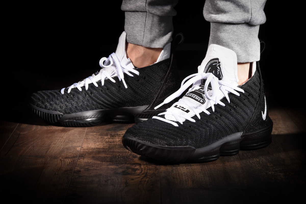 Lebron 16 cheap noir et or