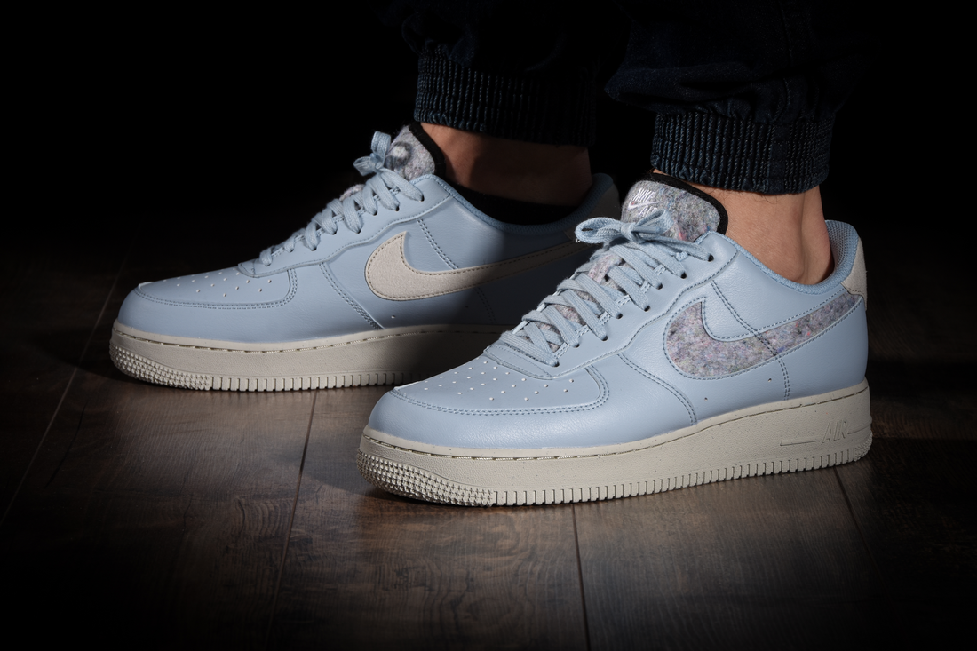 NIKE AIR FORCE 1 LOW 07 WMNS SE LIGHT ARMORY BLUE pour 165 00 kicksmaniac